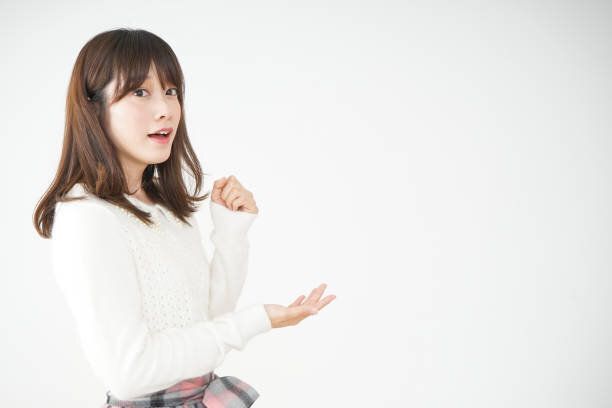 若い女性が何かを考えて