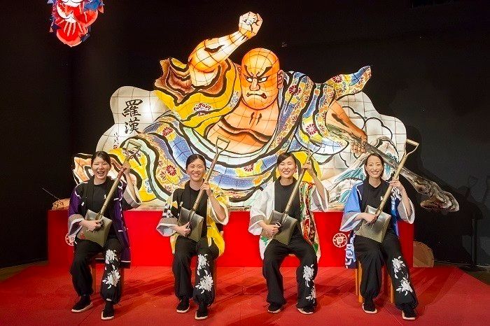 世界一のすこっぷ三味線は大迫力のエンタテインメント
