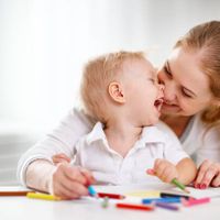ひとり遊びはngじゃない 1歳 2歳の成長を促すひとり遊び4つのポイント たまひよ ひとり遊びはngじゃない 1歳 2歳の成長を促すひとり遊び4つのポイント たまひよ