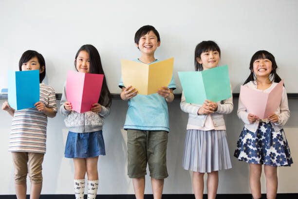 音楽の授業を受ける小学生