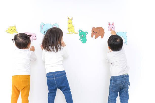 幼稚園で遊んでいる子供たち