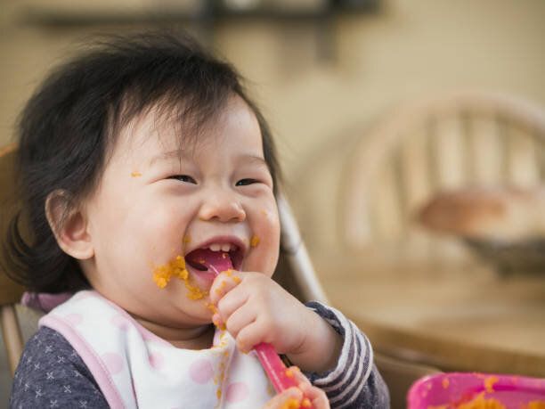 混乱の女の赤ちゃんを食べる
