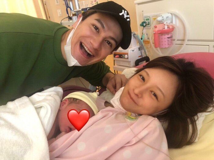 【画像】生まれたばかりの娘を病院で抱っこするわたなべ麻衣と夫JOY
