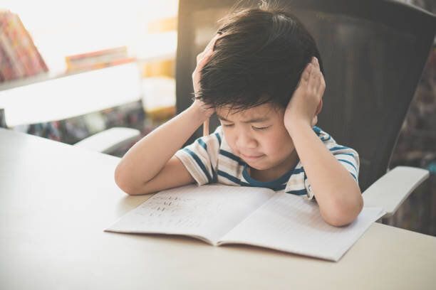 アジアの子難しい宿題に取り組んで