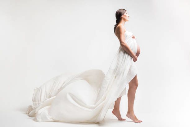 若い妊娠女性のスタジオ
