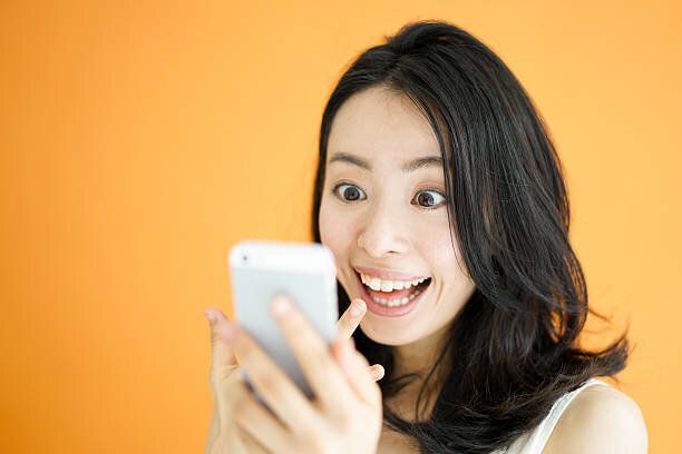 スマートフォンの女性を使用して