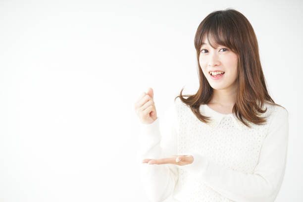 若い女性が何かを考えて