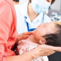 赤ちゃんの向き癖 ほうっておくと頭の変形の原因に 専門医がすすめる 頭の形をよくする遊び タミータイム に注目 たまひよ 赤ちゃんの向き癖 ほうっておくと頭の変形の原因に 専門医がすすめる 頭の形をよくする遊び タミータイム に注目 たまひよ