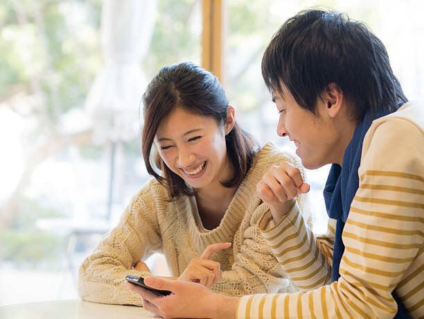 若いカップルのあらゆるコンテンツをご覧になるには、スマートフォン