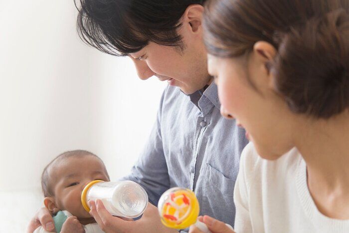 日本のカップルは、ボトルから赤ちゃんのミルクを供給