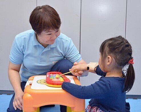 年間400人が手足が不完全な状態で生まれる…。ロボットハンドで