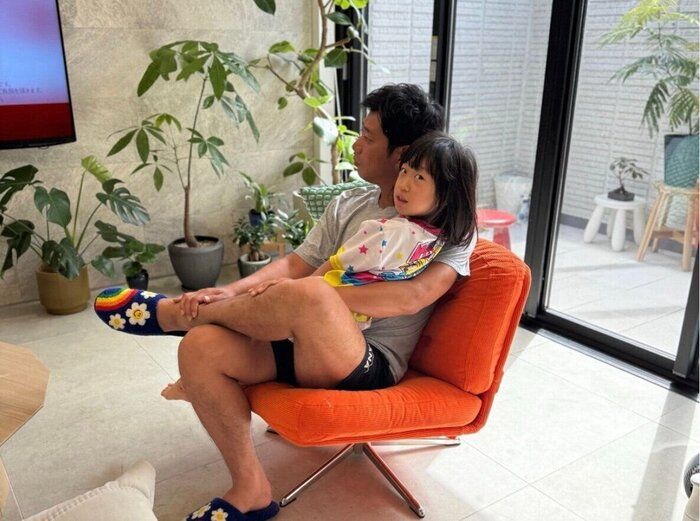 新居のリビングで仲よくくつろぐ、尾形さんとさくらちゃん。