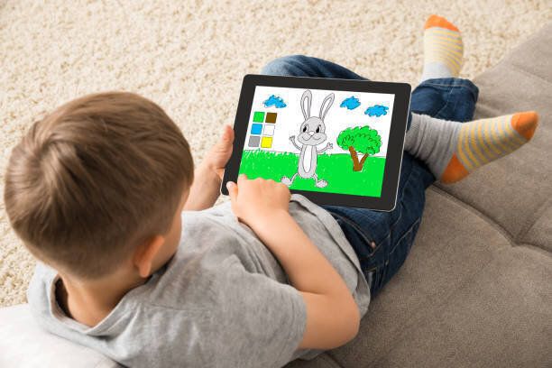 かわいらしい子供デジタル タブレットにゲームをプレイ