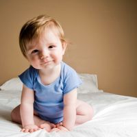 赤ちゃんのおすわりはいつから始まる しっかり座れるようになるには たまひよ 赤ちゃんのおすわりはいつから始まる しっかり座れるようになるには たまひよ