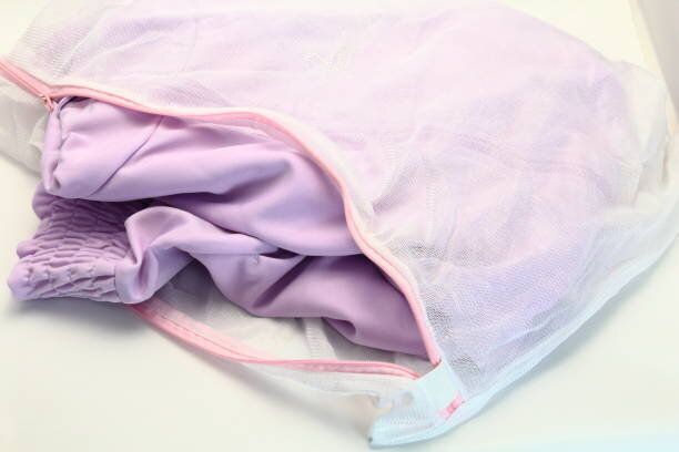 洗濯物の損傷を防ぐためにメッシュ バッグに入れて、それを洗います。