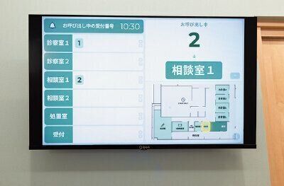 呼び出しパネルは院長がAIで自作。見取り図もわかりやすい！