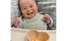 離乳食を始めて2カ月。準備に10分、食べさせるのに30分かかることも…。バタバタの食事の時間がラクなったある方法!【ぐっち夫婦】