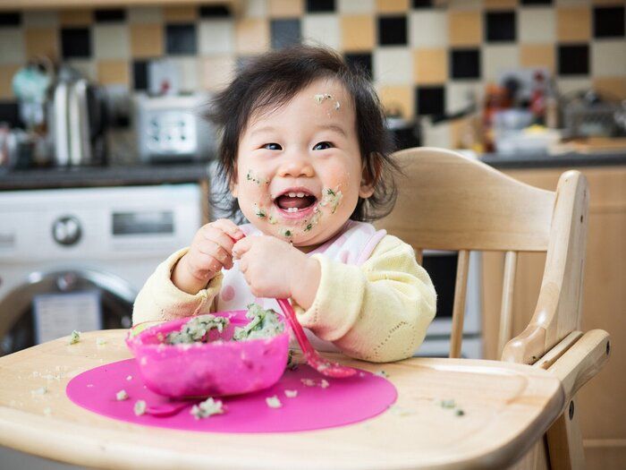 混乱の女の赤ちゃんを食べる