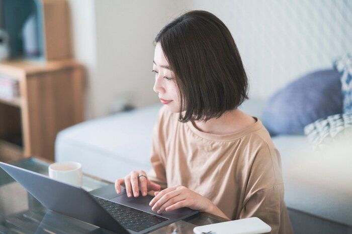 ホームルームでリモートで働くアジアの若い女性