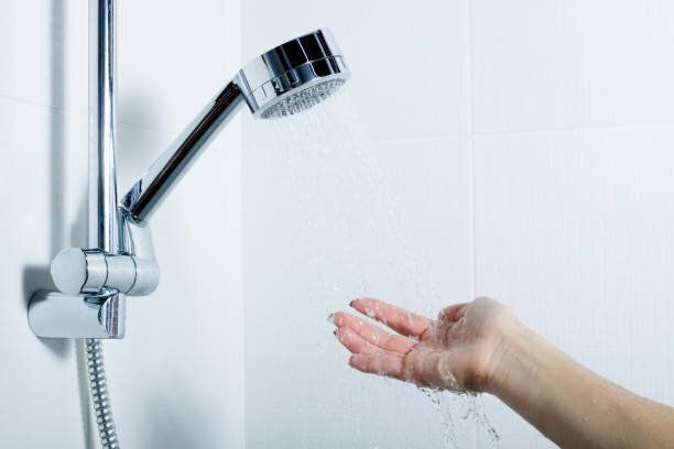 少女の手は、ホルダーに立つ銀魂のために達する。水しぶき
