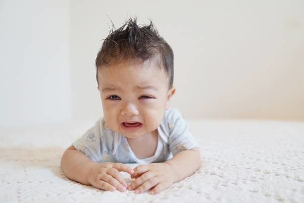 おなかの時間を持つ赤ちゃんの少年