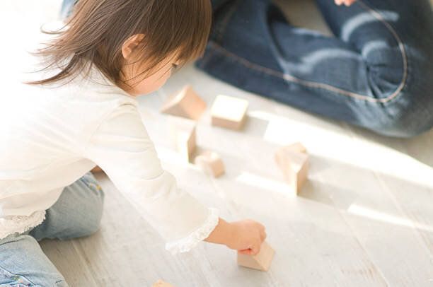 日本の女の子、母と遊ぶブロック