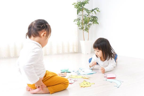 2 人の子供の部屋で遊んで
