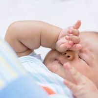 小児科医監修 繰り返し目やにの出る赤ちゃん 解決方法は たまひよ 小児科医監修 繰り返し目やにの出る赤ちゃん 解決方法は たまひよ