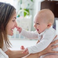 医師監修 生後1 2ヶ月ごろの赤ちゃんとの過ごし方 お世話のコツを小児科医が解説 たまひよ 医師監修 生後1 2ヶ月ごろの赤ちゃんとの過ごし方 お世話のコツを小児科医が解説 たまひよ