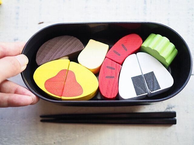 木製おままごとセットをお弁当に詰めて遊ぶ