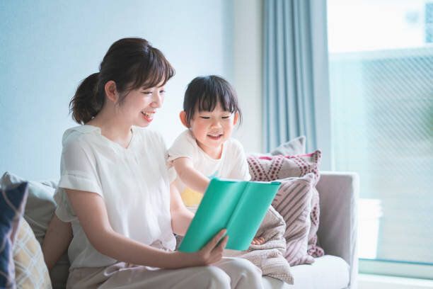 絵本を読む母と娘