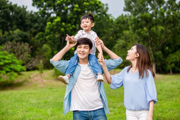 若い両親は子供にビューを表示します