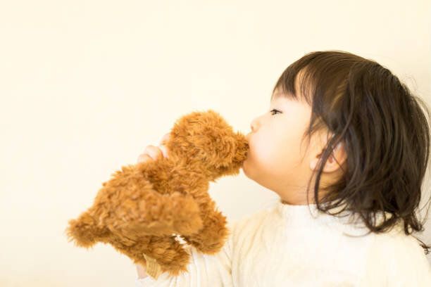 子供、ぬいぐるみ、キス