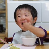 専門家監修 1歳 2歳児にとって 食事に集中 は難しいもの 叱るよりマナーを教えて たまひよ 専門家監修 1歳 2歳児にとって 食事に集中 は難しいもの 叱るよりマナーを教えて たまひよ