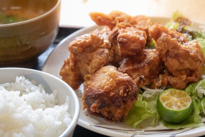 和食、から揚げ目として知られるフライドチキン、味噌汁と日本のご飯を添えて