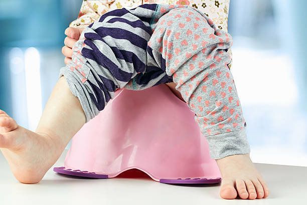子どもレッグスから垂れ下がったチャンバポット