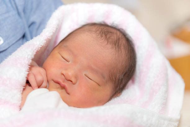 生まれたばかりの赤ちゃんは母親にホールドです。