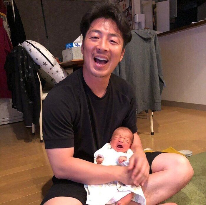 ミニっちが新生児のころ。優しいパパの顔。