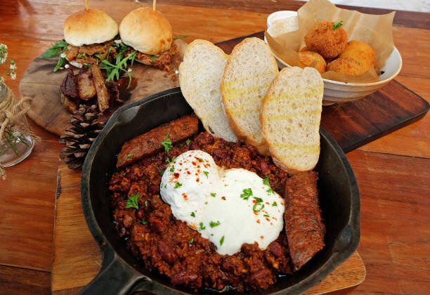 ハンバーガーとチーズボール、メキシコの牛ひき肉のスキレット添え