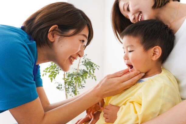 診療所の幼い子供