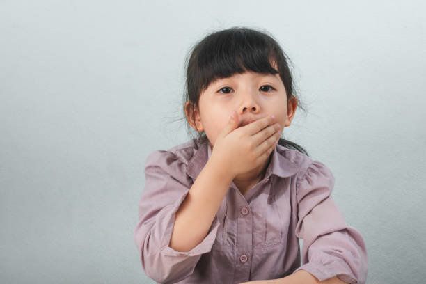 かわいいアジアの女の子はあくびです。