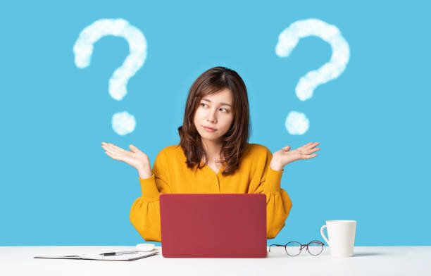 二つのことを比較する若い女性。