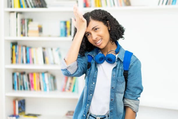 ブラジル女子学生の顔の手のひら