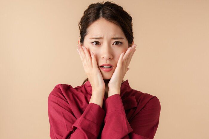 心配若いアジアの女性。表情。