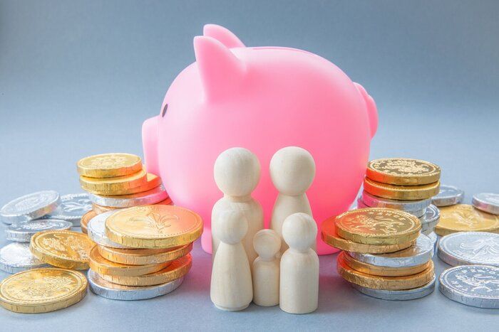 貯金箱と通貨を持つお母さんとお父さんの銀行の概念