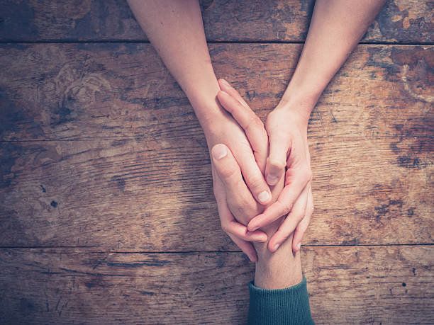 男性と女性の手で押して、テーブル