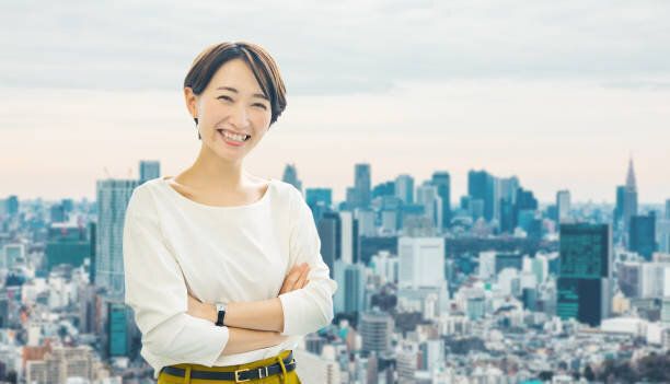 街の前で中年のアジアのビジネスウーマン。