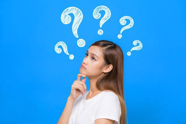 疑問符を持つ若い女性。