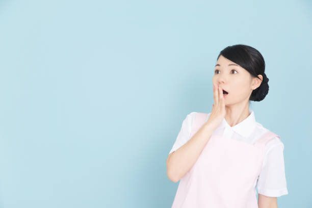 エプロンで働く女性
