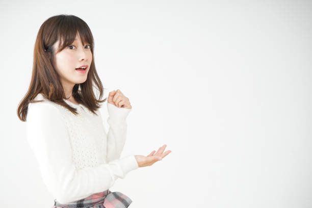 若い女性が何かを考えて